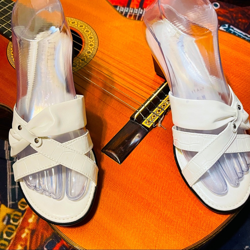 💕Soft, Italian Made White Patterned Slides!